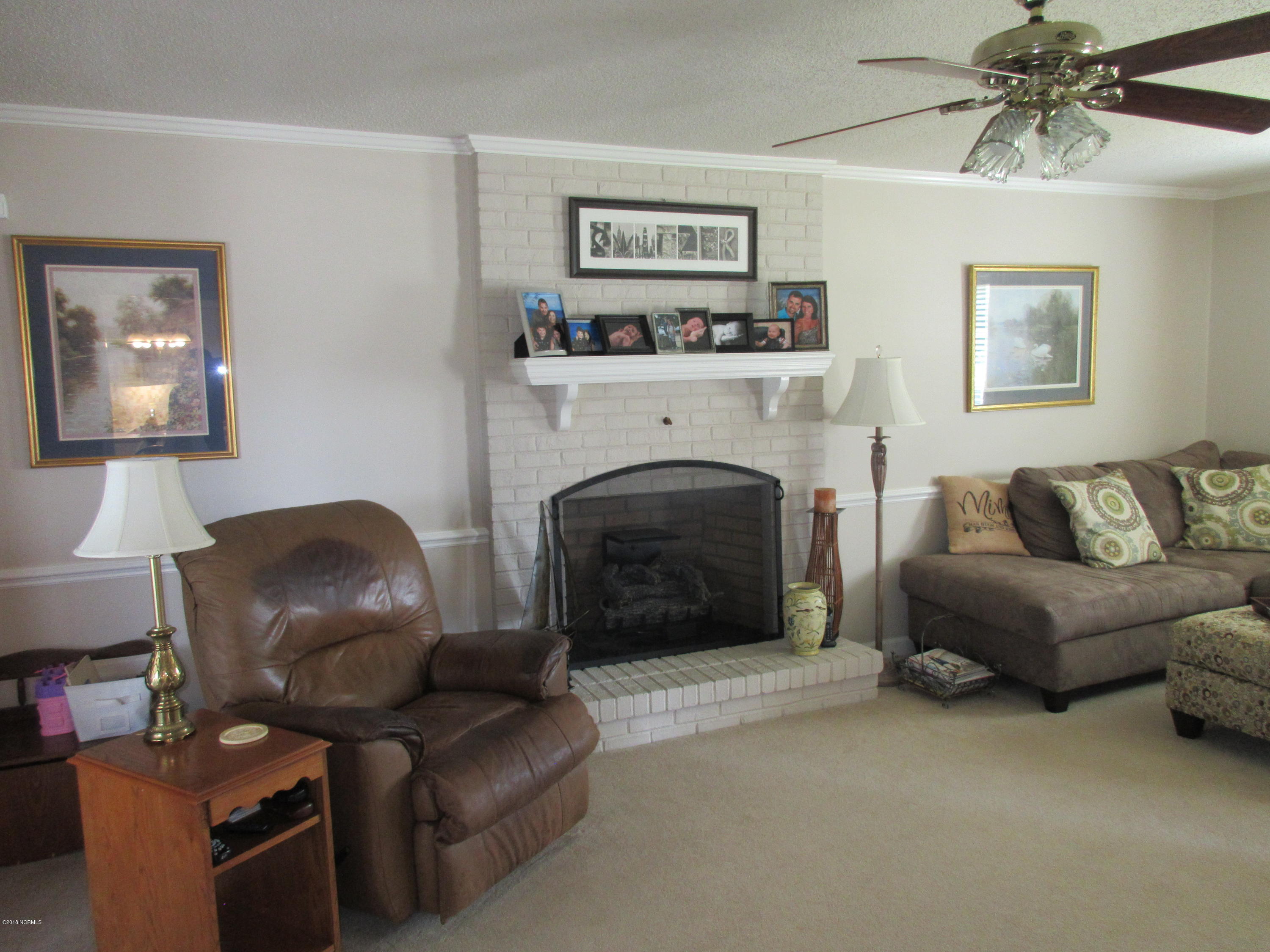 400 Northwood Road Washington, NC 27889 - Photo 8 of 42 Living Room