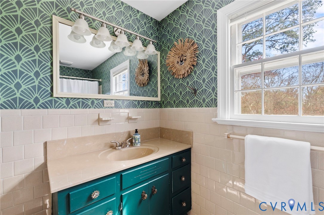 3731 Drakeshire Road North Chesterfield, VA 23234 - Photo 27 of 49 2nd Floor Hall Bath