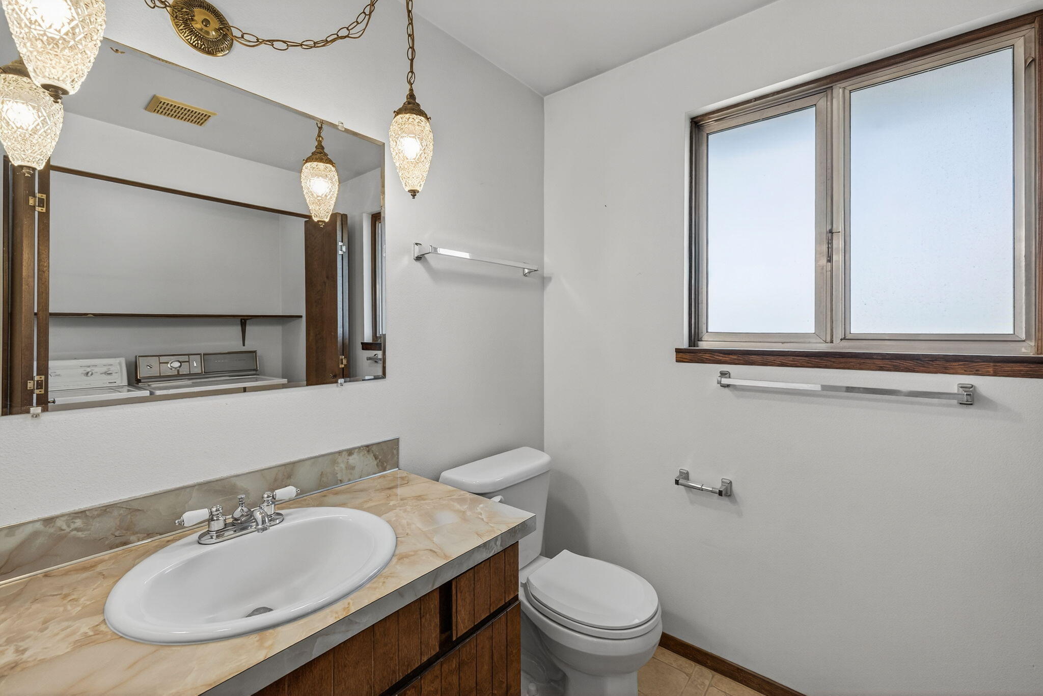 951 Southeast Rancho Lane Madras, OR 97741 - Photo 15 of 48 Hall Bathroom