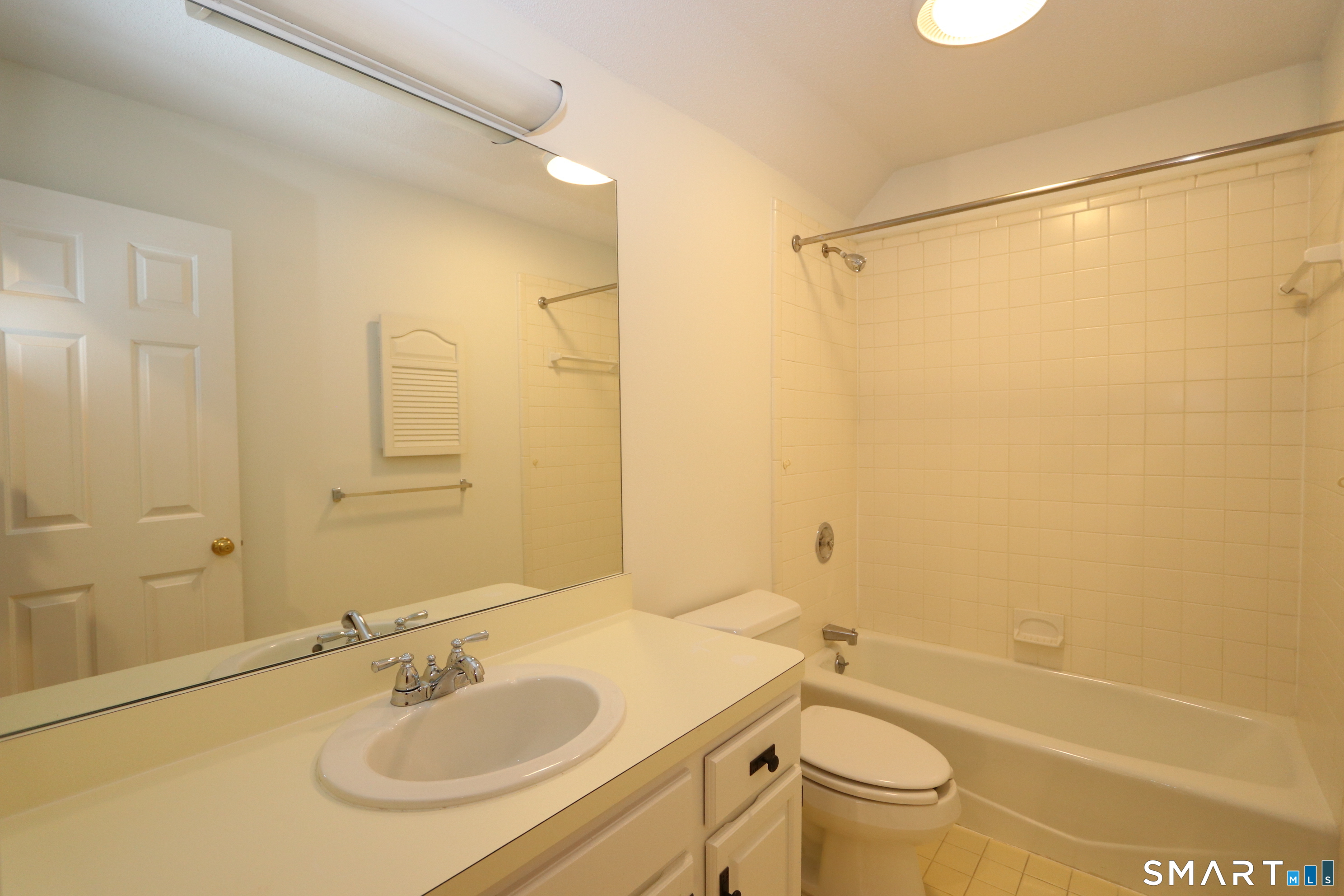 50 Wilton Crest Road, Unit 50 Wilton, CT 06897 - Photo 19 of 31 Upper floor bathroom