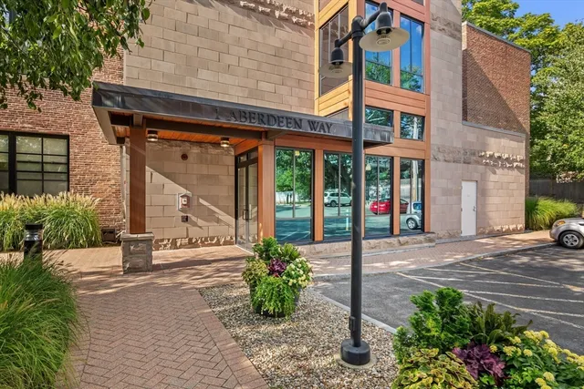 $829,000 | 1 Aberdeen Way, Unit 113, Cambridge, MA 02138
