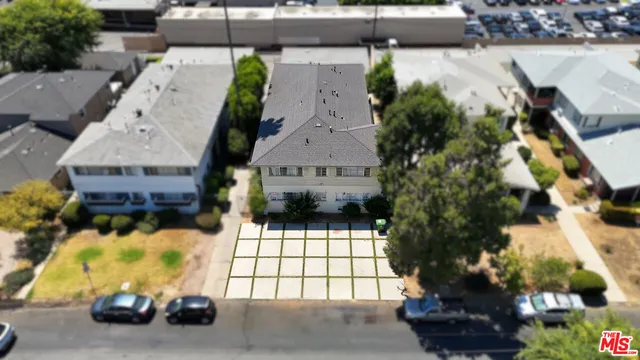 a view of a house with yard and plants