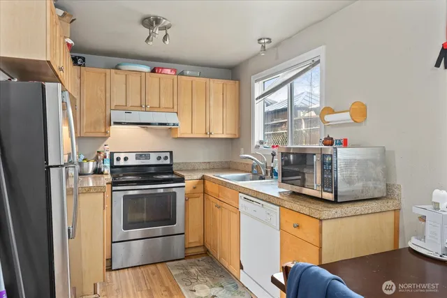 $1,250,000 | 245 Southeast Croston Lane, Issaquah, WA 98027