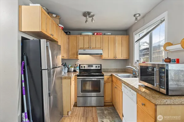 $1,100,000 | 245 Southeast Croston Lane, Issaquah, WA 98027