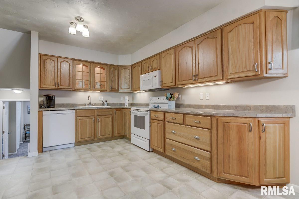4113 Hazelcrest Road Springfield, IL 62703 - Photo 10 of 36