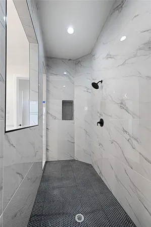 en empty room with windows and ceiling fan