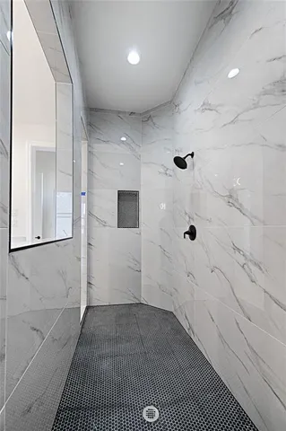 en empty room with windows and ceiling fan