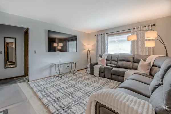 $245,000 | 2512 Live Oak Drive, Crest Hill, IL 60403