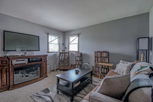 $245,000 | 2512 Live Oak Drive, Crest Hill, IL 60403