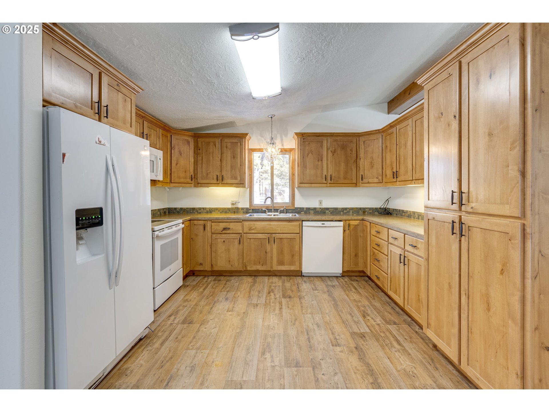 16203 Hawks Lair Road La Pine, OR 97739 - Photo 15 of 48