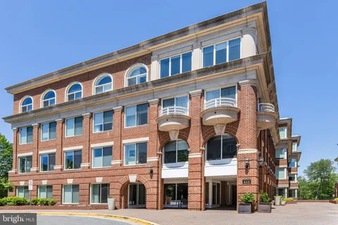 $599,000 | 625 Slaters Lane, Unit 107, Alexandria, VA 22314
