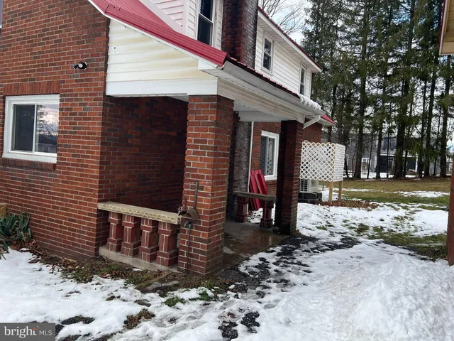 $1,990 | 604 East Oak Street, Oakland, MD 21550