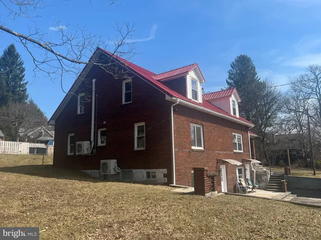 $1,990 | 604 East Oak Street, Oakland, MD 21550