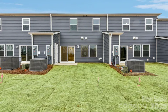 a view of a house with yard and porch