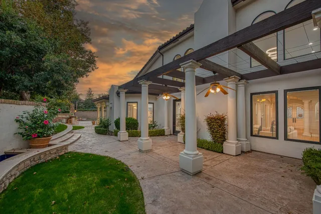 a view of a house with backyard and porch