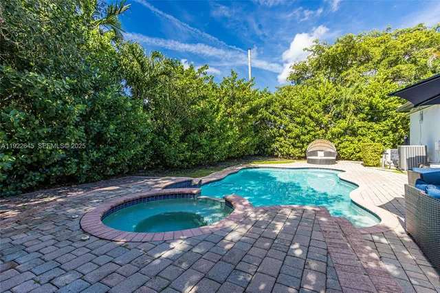 a view of a backyard