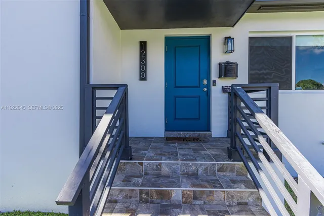 a view of an entryway with a workspace