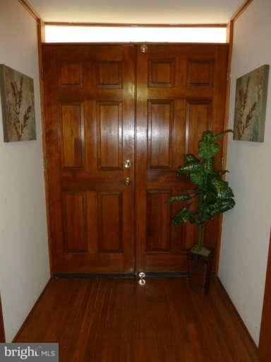 10911 Chandler Road Potomac, MD 20854 - Photo 3 of 25 Interior (General)