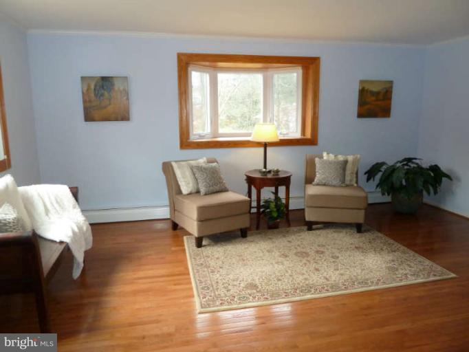 10911 Chandler Road Potomac, MD 20854 - Photo 5 of 25 Living Room