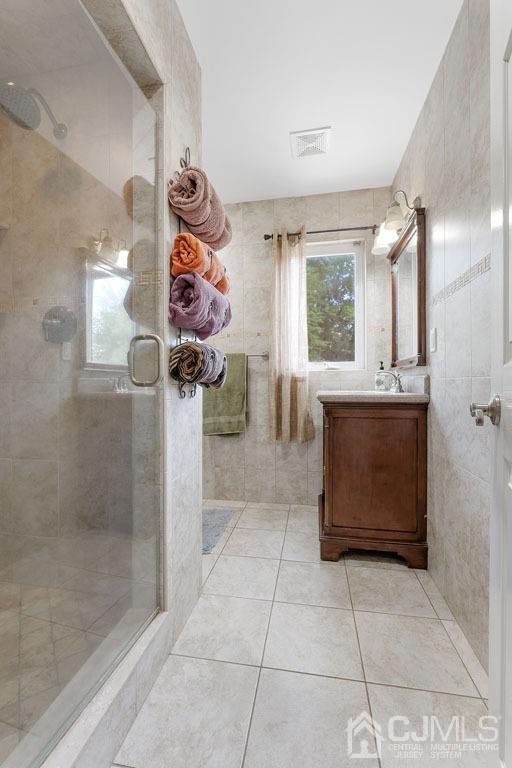 713 New Dover Road Edison, NJ 08820 - Photo 12 of 46 a bathroom with a bathtub sink and mirror