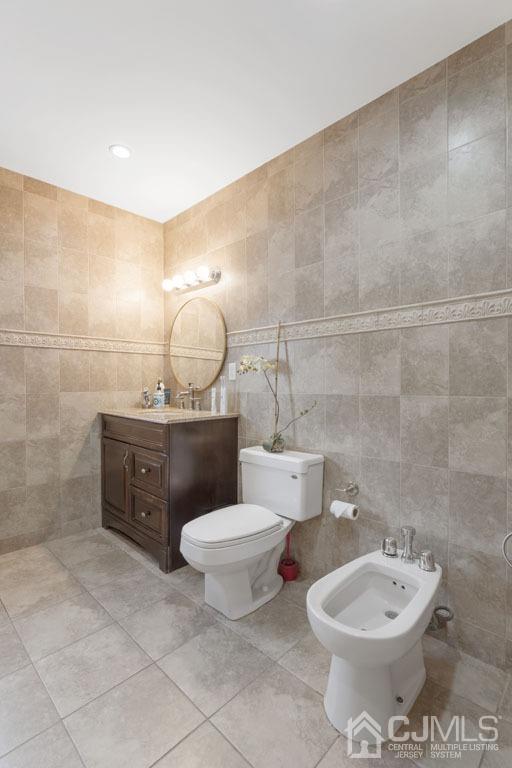 713 New Dover Road Edison, NJ 08820 - Photo 24 of 46 a bathroom with a toilet sink and mirror