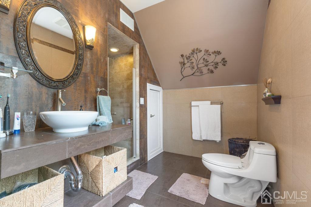 713 New Dover Road Edison, NJ 08820 - Photo 31 of 46 a bathroom with a toilet a sink and a mirror