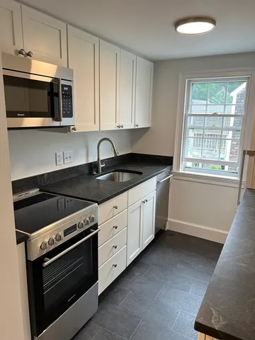 $3,250 | 8 Morse Court, Unit B, Manchester, MA 01944