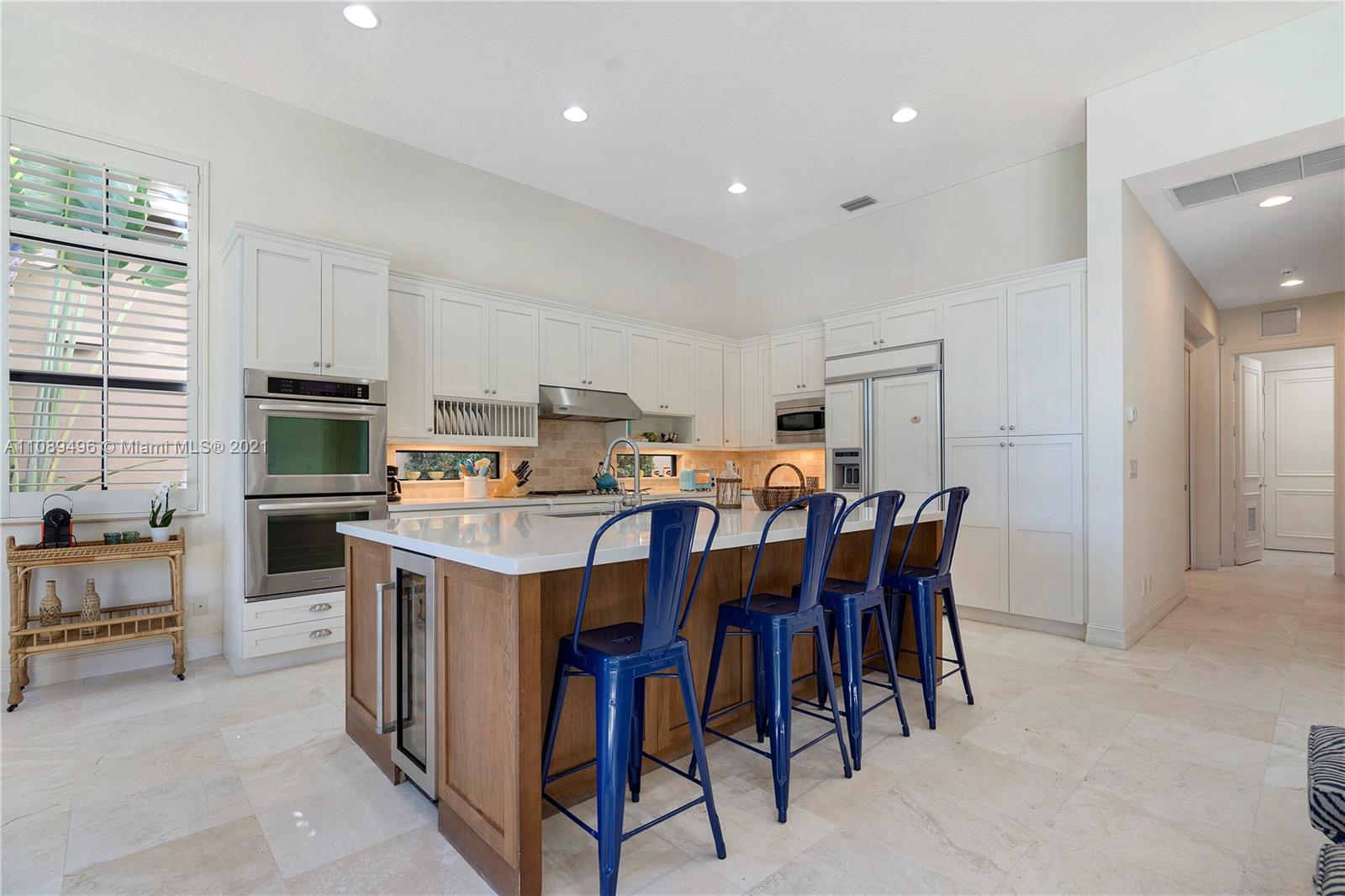 17752 Vecino Way Boca Raton, FL 33496 - Photo 9 of 30 a kitchen that has a table and chairs in it