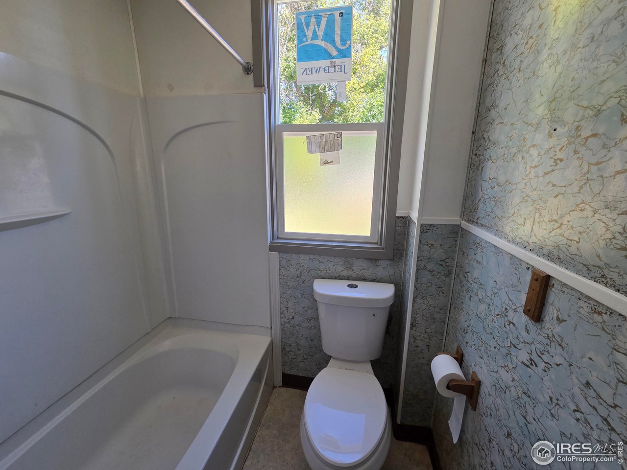 407 Carson Street Brush, CO 80723 - Photo 20 of 38 a bathroom with a toilet sink and bathtub