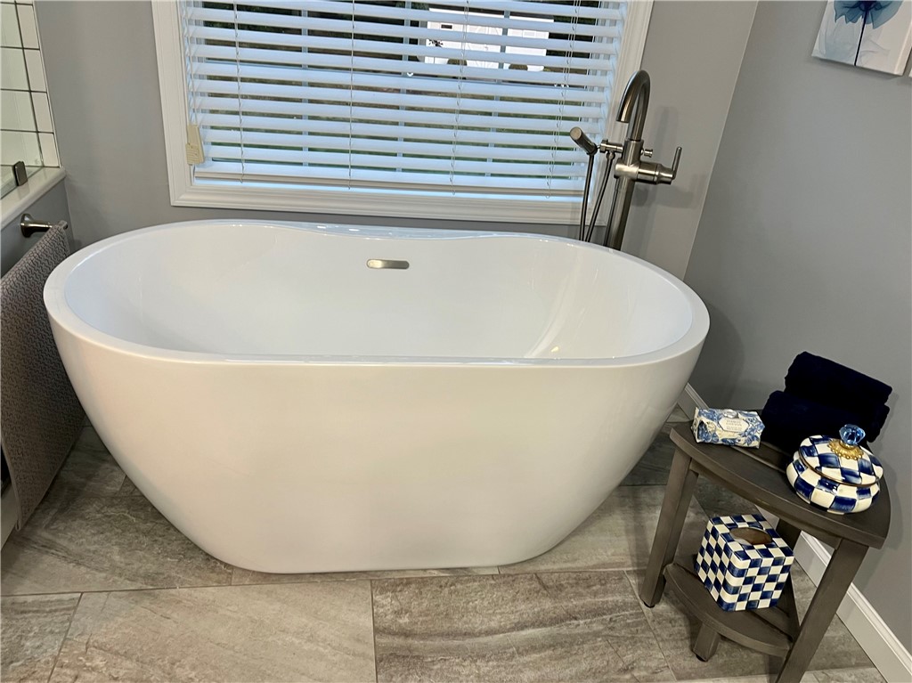 232 Torrey Pine Drive Greece, NY 14612 - Photo 25 of 28 Main bath