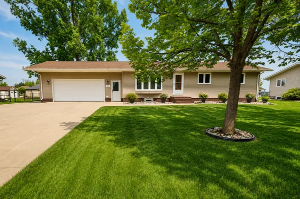 $329,500 | 704 3rd Avenue Northeast, Hillsboro, ND 58045