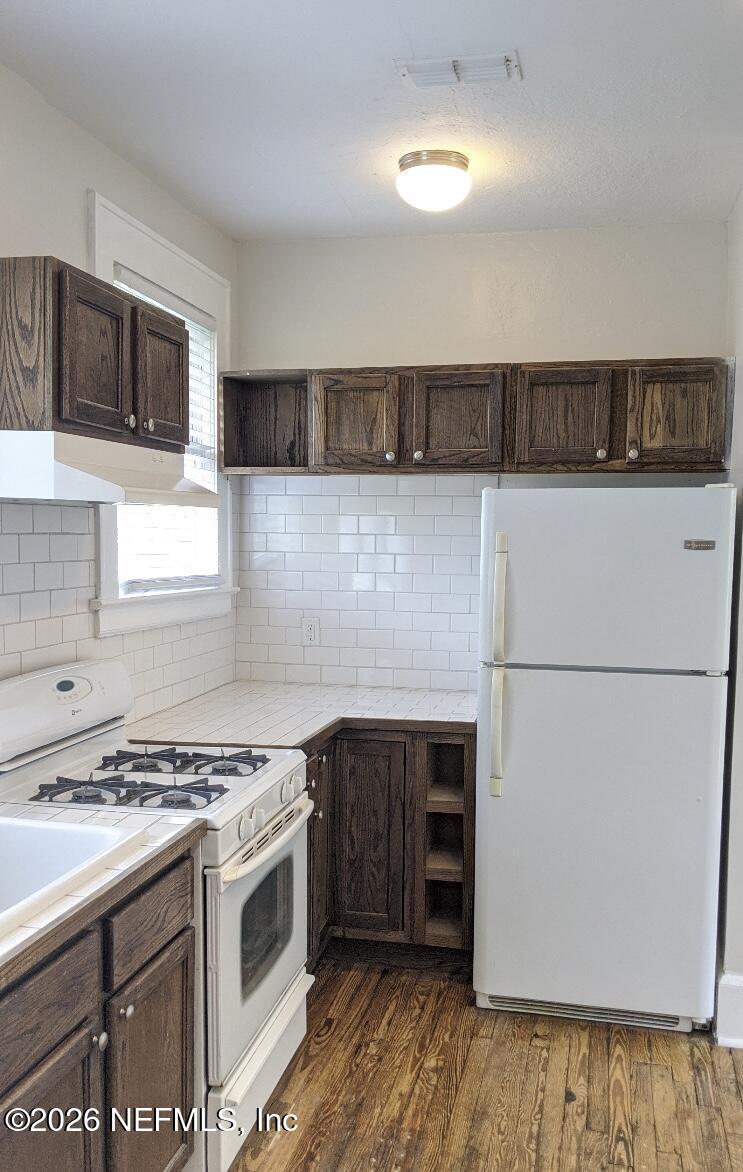 2314 Forbes Street, Unit B Jacksonville, FL 32204 - Photo 4 of 12 a kitchen with a stove and a microwave