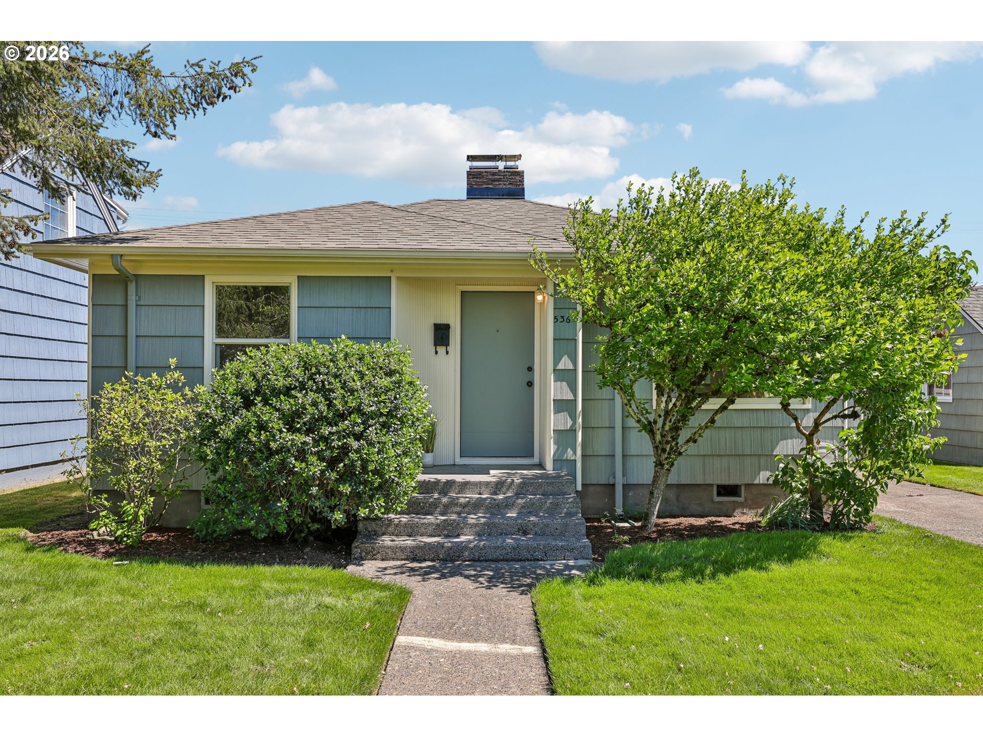 536 28th Avenue Longview, WA 98632 - Photo 1 of 26 front view of a house with a garden