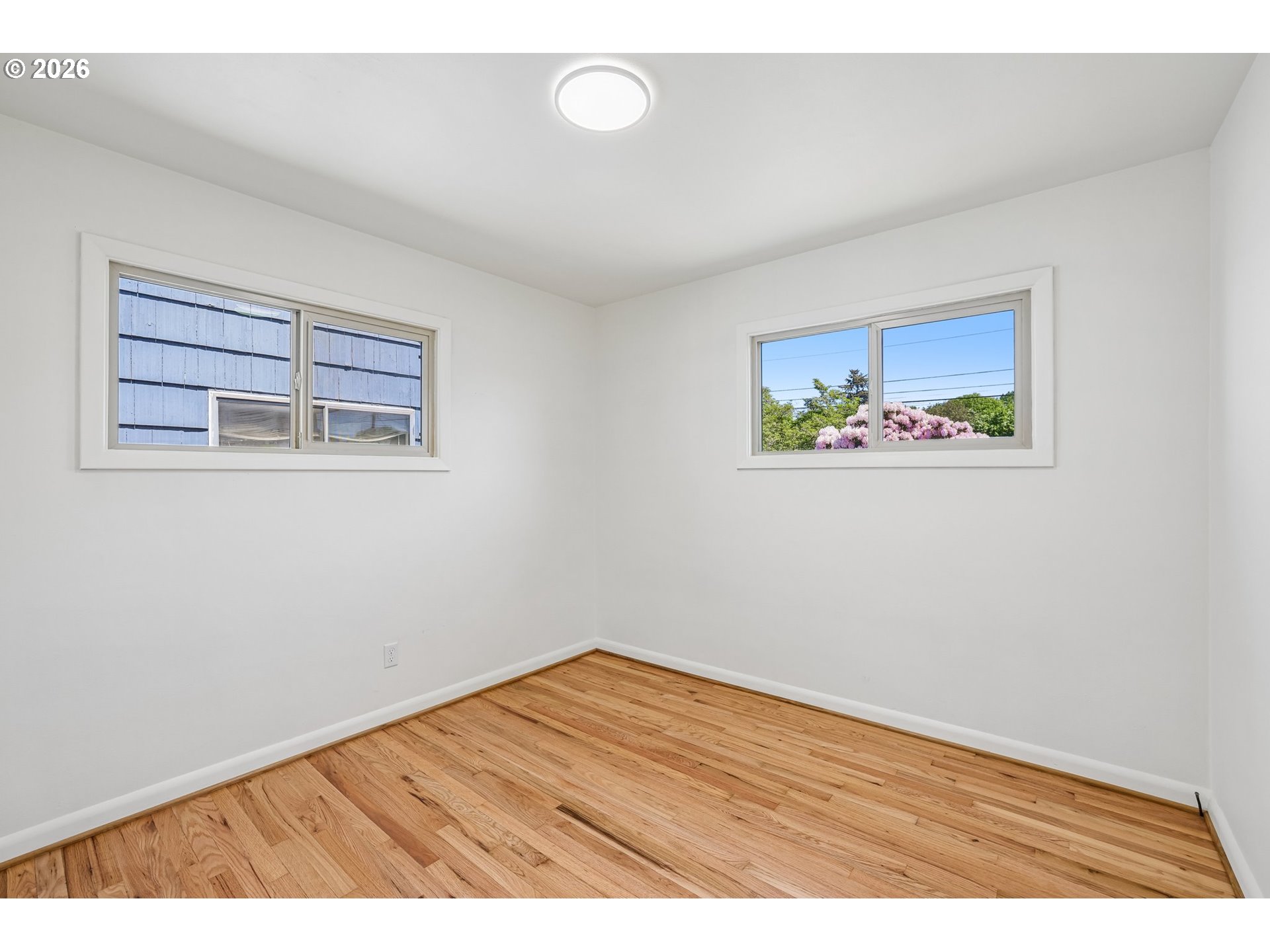 536 28th Avenue Longview, WA 98632 - Photo 15 of 26 an empty room with a painting and a lamp