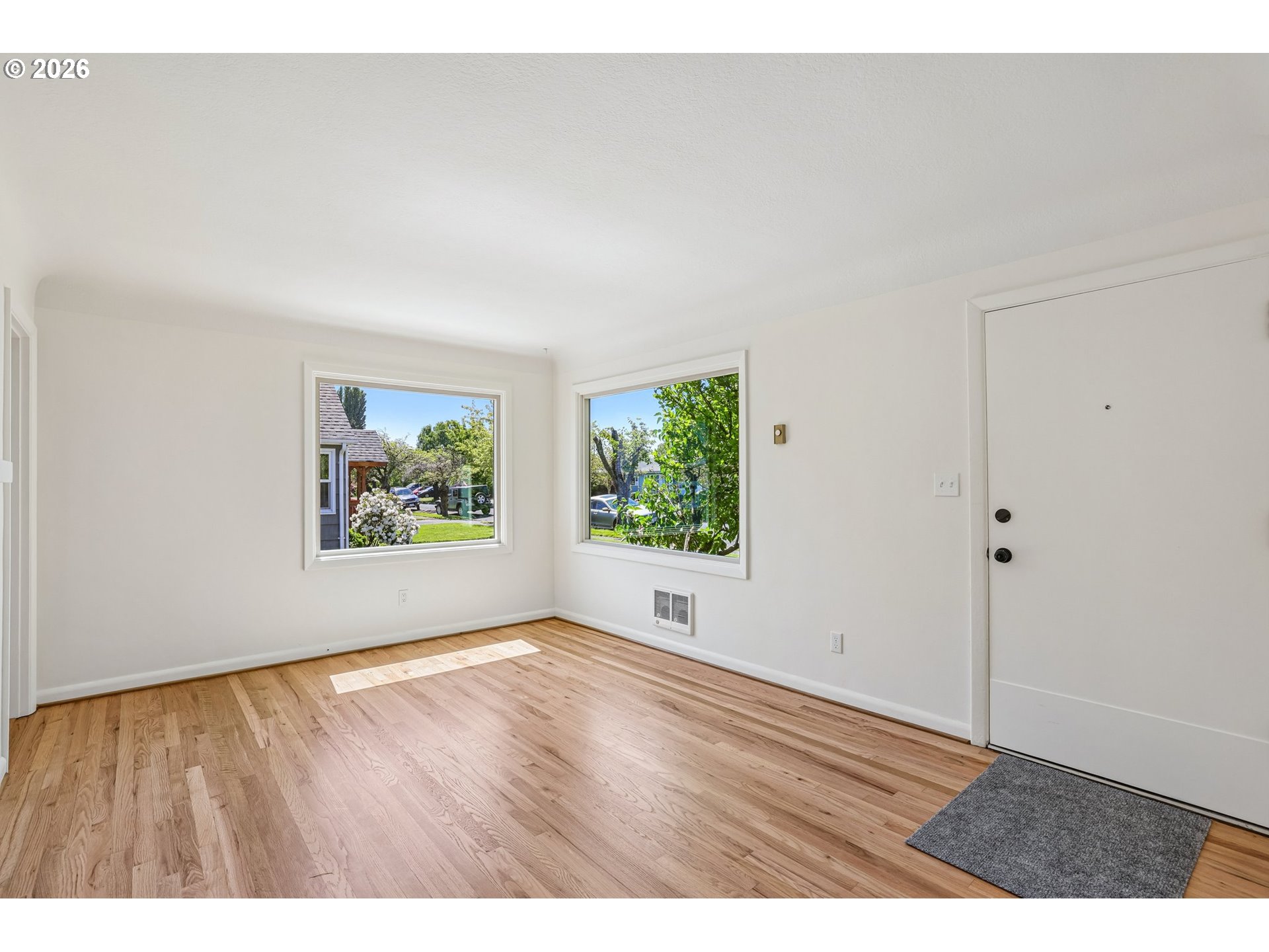 536 28th Avenue Longview, WA 98632 - Photo 6 of 26 a view of an empty room and window