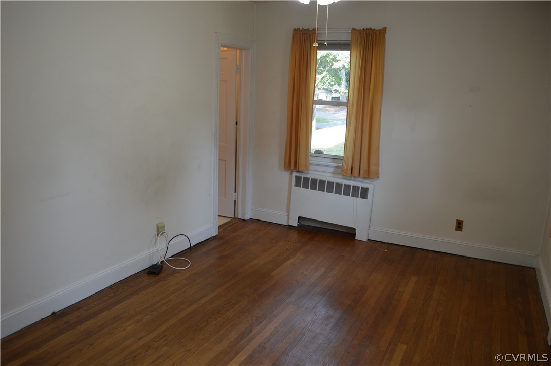 2825 Dumbarton Road Henrico, VA 23228 - Photo 22 of 50 1st floor front bedroom shows door to full bath (s