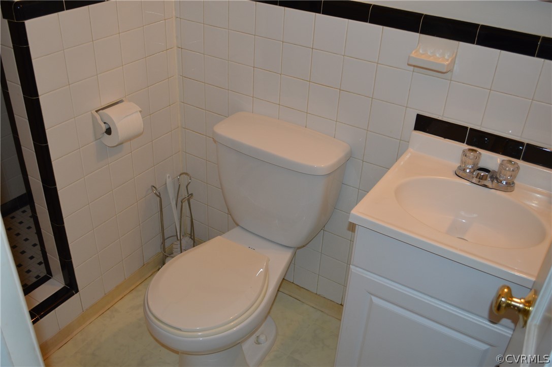 2825 Dumbarton Road Henrico, VA 23228 - Photo 25 of 50 1st floor full bath (shower)