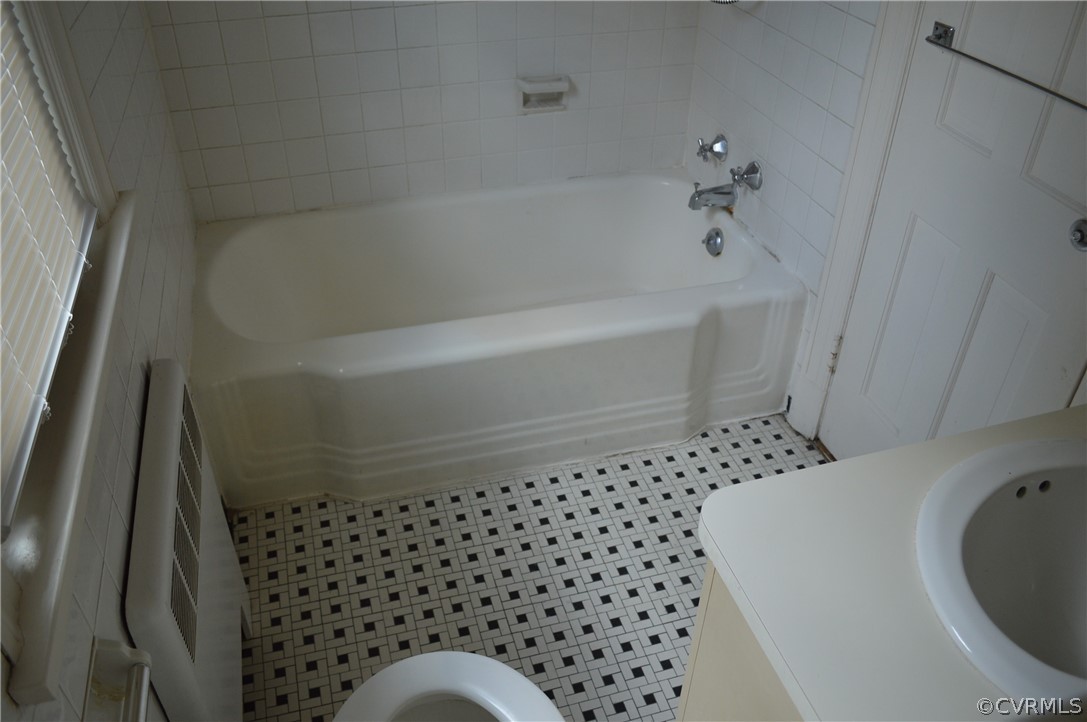 2825 Dumbarton Road Henrico, VA 23228 - Photo 33 of 50 Upstairs hall bath