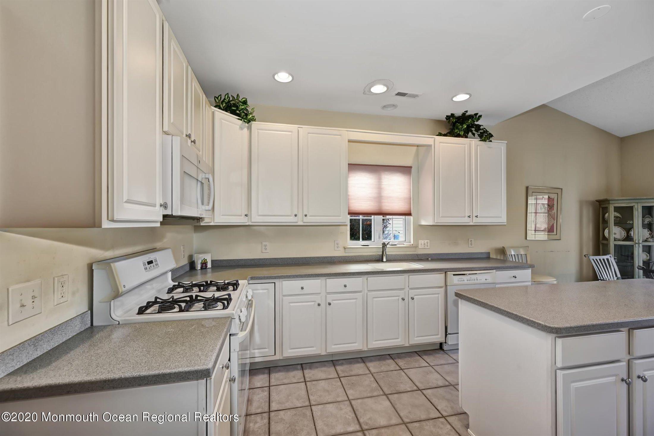 9 Pine Valley Road Jackson, NJ 08527 - Photo 7 of 45 07-Kitchen