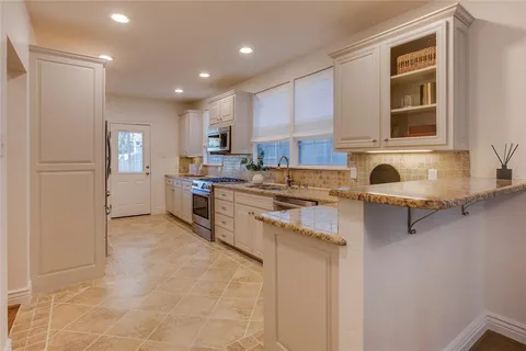 $559,000 | 830 North Clinton Avenue, Dallas, TX 75208