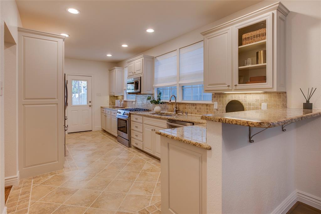 830 North Clinton Avenue Dallas, TX 75208 - Photo 14 of 35