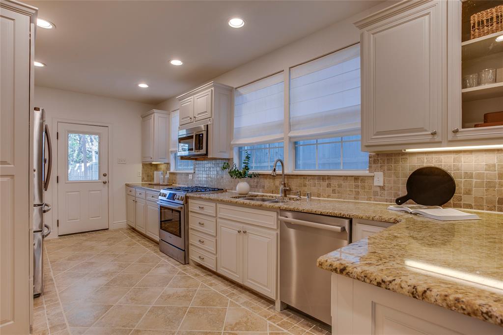 830 North Clinton Avenue Dallas, TX 75208 - Photo 15 of 35