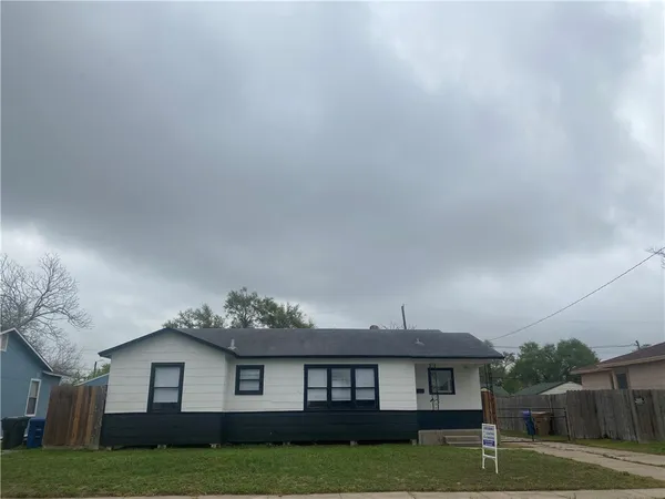 $1,400 | 909 Rosedale Drive, Corpus Christi, TX 78411