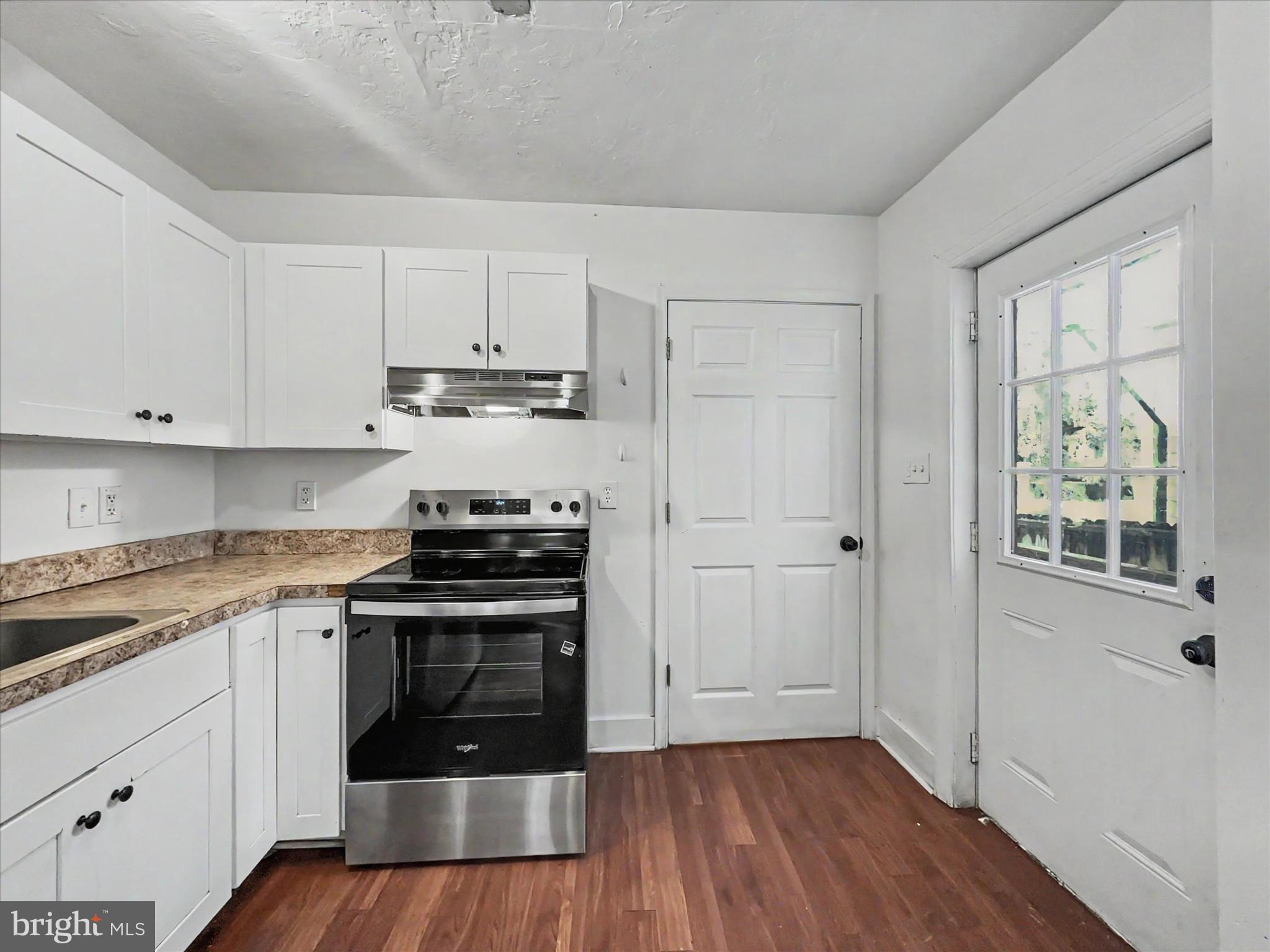 368 Norway Street York, PA 17403 - Photo 7 of 21 a kitchen with granite countertop a stove and a refrigerator