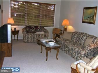 11 Oak Ridge Court Columbus, NJ 08022 - Photo 2 of 6 Living Room