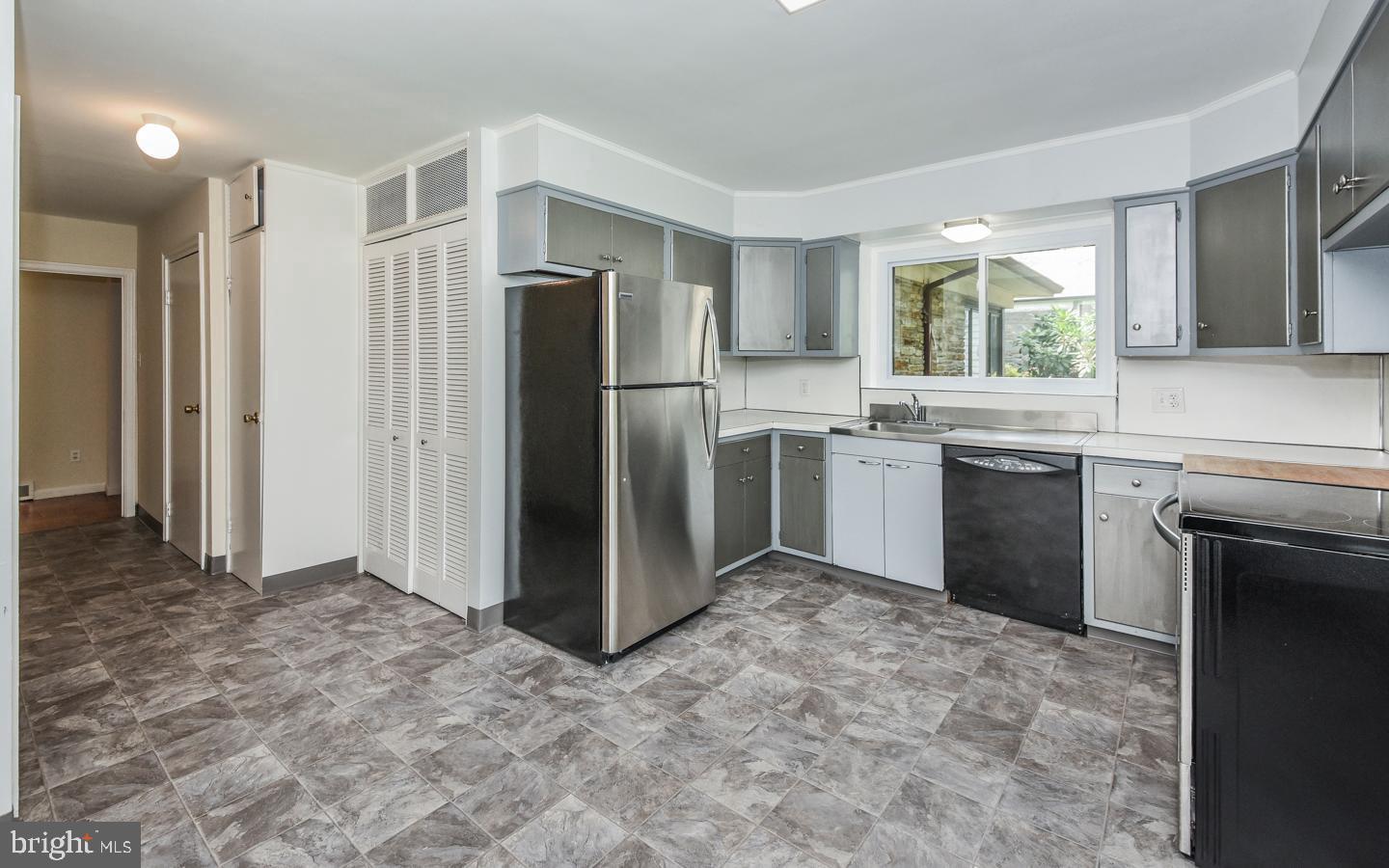 8104 Heacock Lane Wyncote, PA 19095 - Photo 7 of 24