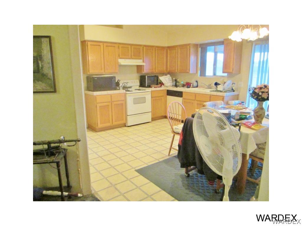 987 South Escuela Road, Unit 82 Golden Valley, AZ 86413 - Photo 10 of 26 To Kitchen