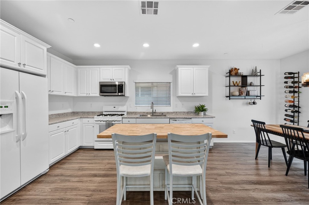 35462 Brown Galloway Lane Fallbrook, CA 92028 - Photo 19 of 63 a large kitchen with a table and chairs in it