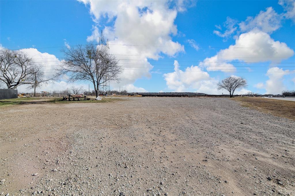 801 South Hampton Road Crowley, TX 76036 - Photo 24 of 26 View of yard