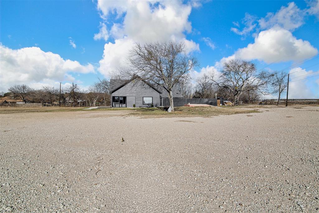 801 South Hampton Road Crowley, TX 76036 - Photo 25 of 26 View of yard